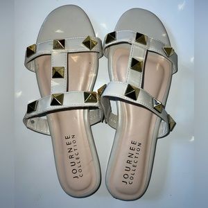 Journee Collection Women’s Gold Studded White Sandals Summer Flats Sz 9 New